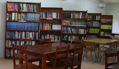 Newly stocked shelves at the Universidade Lurio Library