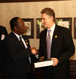 Ambassador Agyekum of Ghana shakes hands with Tom Pfeifer of Thomson Reuters.